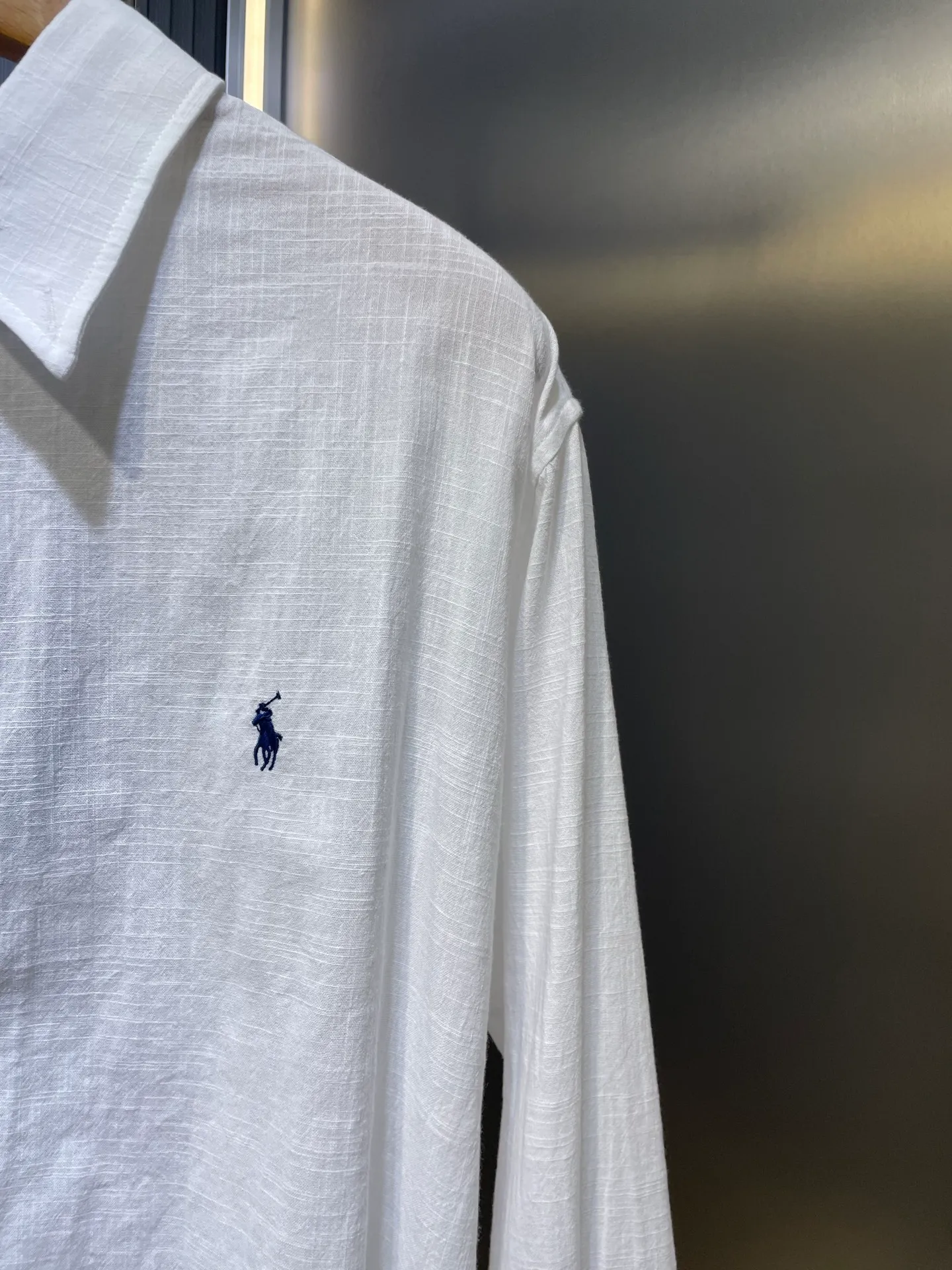 P430 Ralph Lauren 🌟[Top Original] Embroidered linen shirt. Selected high-quality linen material with natural texture and breathability. Tight and smooth, comfortable and close to the skin. Stunning appearance with a touch of pure white. The iconic pony embroidery is like a smart note jumping on the white canvas. Simple but highly recognizable. The clever design of the outer pleated split back shoulder adds a sense of agility and detachment in a minimalist shape. Contains the soul of fashion. Process 1: Adopt imported machine embroidery technology and use advanced computer control systems and precision mechanical components to achieve the iconic pony embroidery operation with high precision and smooth and delicate lines. Process 2: Adopt side-turning buried clamp stitching process, which is smooth and tidy. Process 3: The fabrics have been washed and have a better hand feel. Not easy to deform, not easy to shrink, not easy to fade, and maintain long-term beauty. Accessories: Customized 1:1 thick plate resin buckle Customized 1:1 Ralph Lauren trademark Fit: Loose fit Size: S M L XL